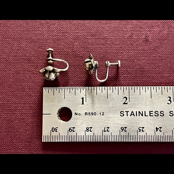 Vintage Sterling Silver Floral Earrings. - Picture 7 of 7